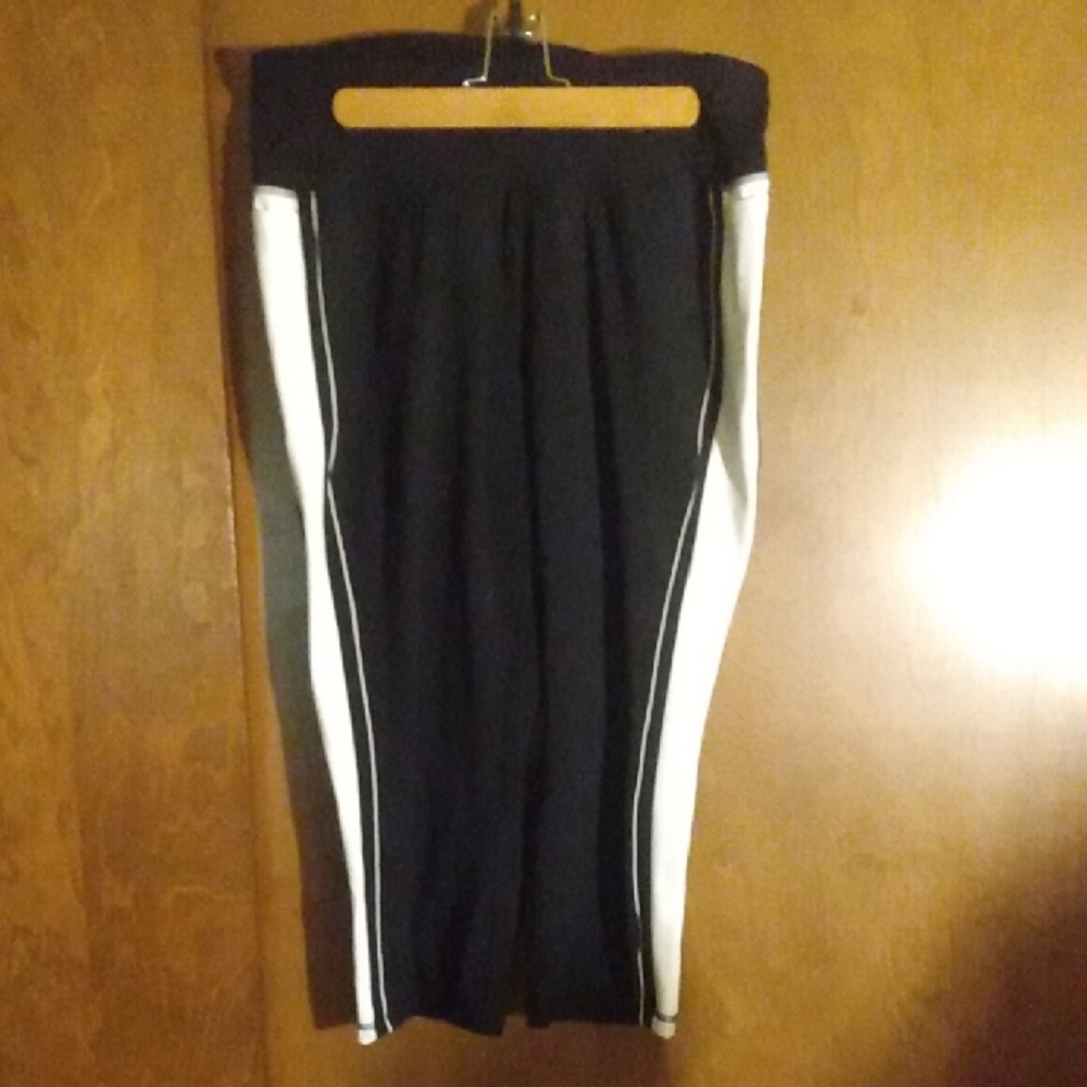 6/$20 Livi Active Black and White Capris